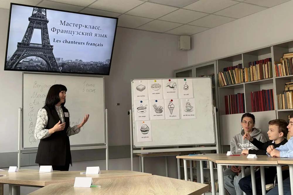 Увеличить В НИУ «БелГУ» старшеклассники региона примерили профессию переводчика