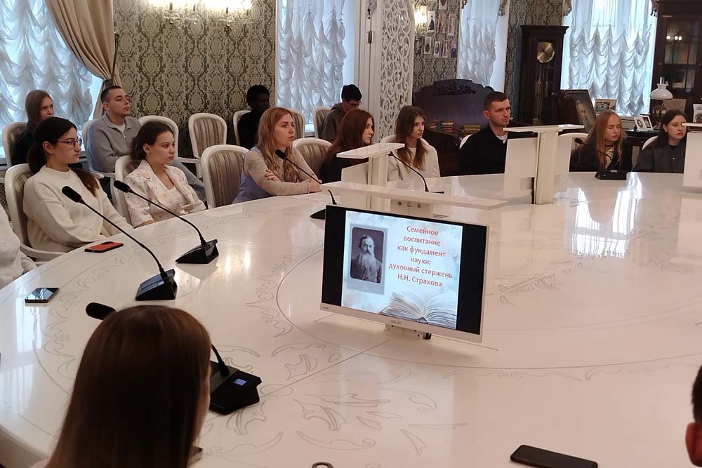 Увеличить «По средам у Страхова»: студенты НИУ «БелГУ» обсудили духовные истоки научного наследия философа