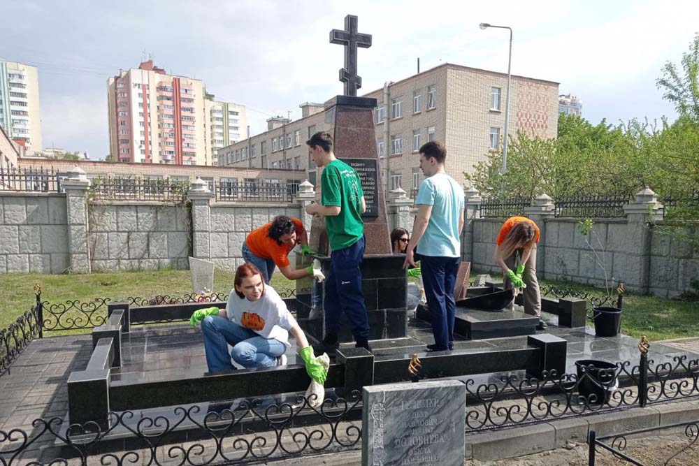 Увеличить Волонтёры НИУ «БелГУ» в преддверии 9 Мая приводят в порядок мемориальные захоронения